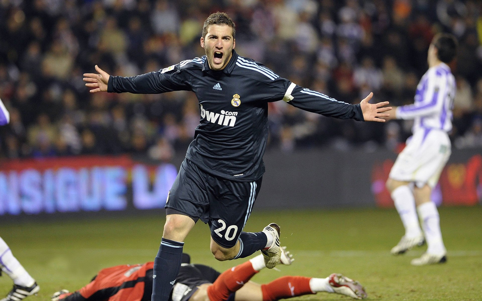 “帕布罗·马特拉：美洲狮队的防线核心，领袖风范尽显”